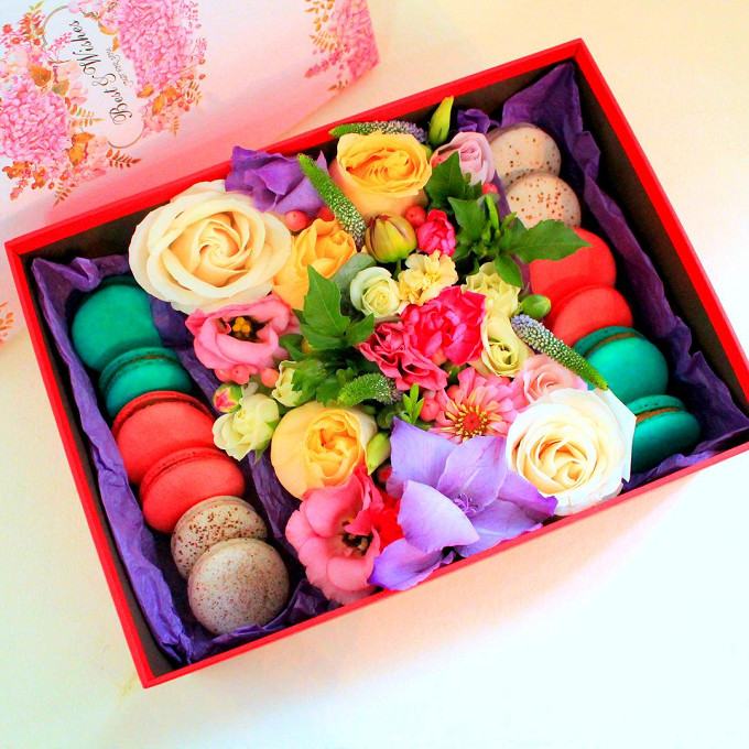 Большой цветочный набор с пирожными Macaron