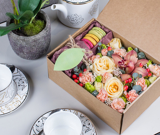 Цветы с пирожными Macaron в коробке