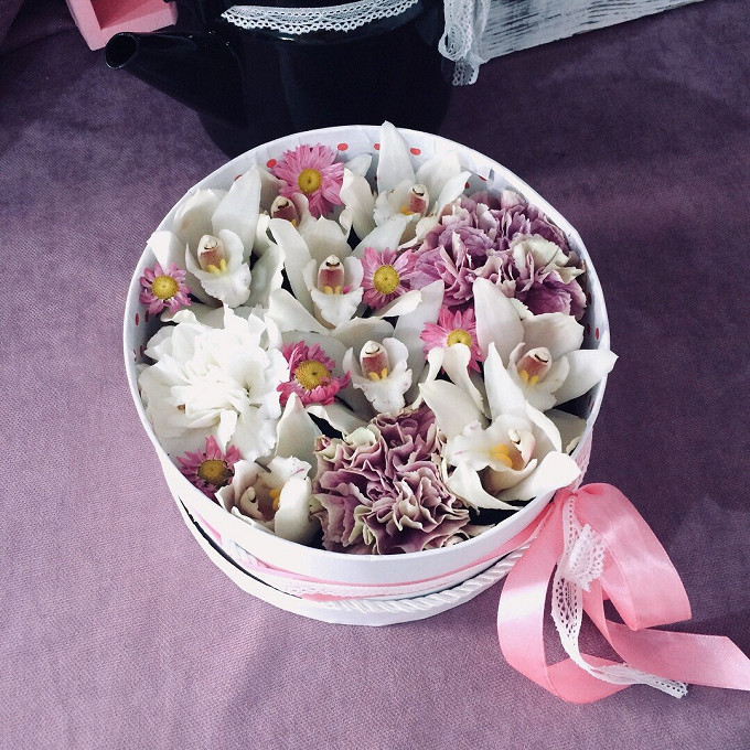 Шляпная коробочка с орхидеями