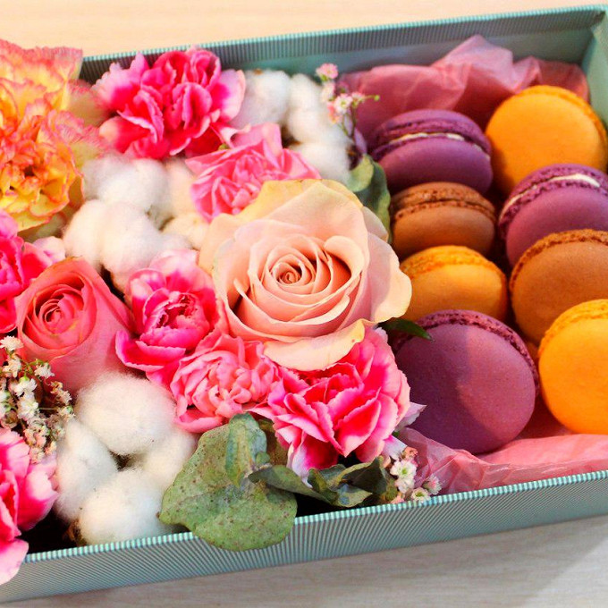 Цветочная коробка с пирожными Macaron "Медовая радость"