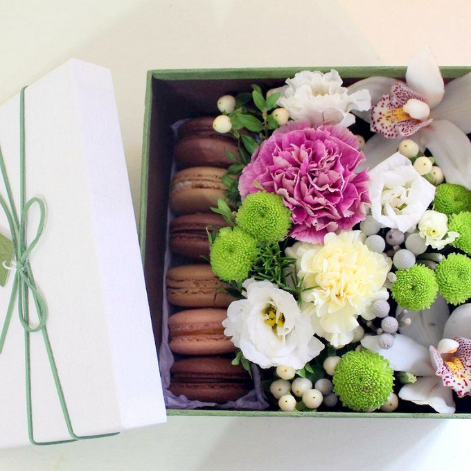 Цветы и шоколадные пирожные Macaron