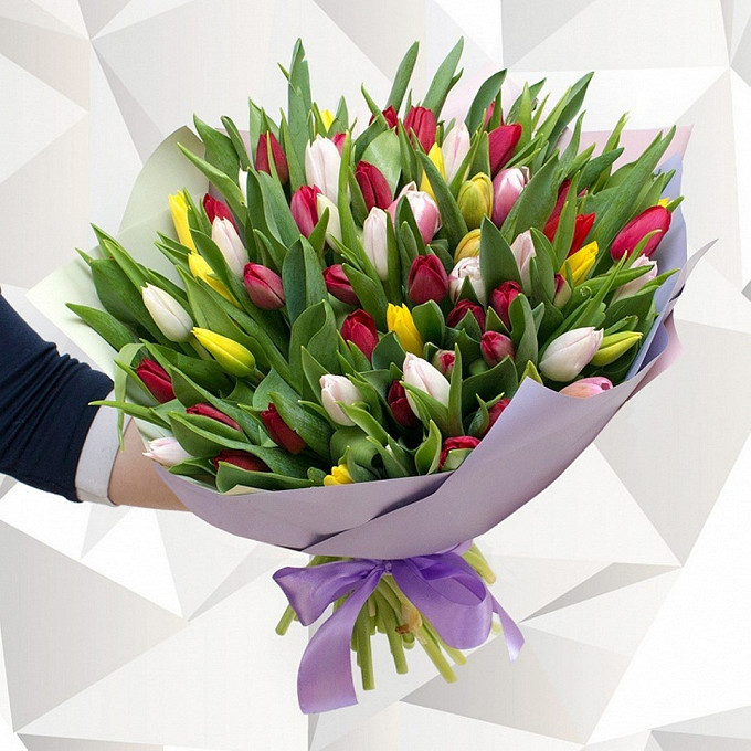 Тюльпаны в серебряной упаковке. Тюльпаны в серебряной упаковке. В цветочном магазине было 95 тюльпанов продавец. Торговля тюльпанами. Сколько стит один тюльпан.