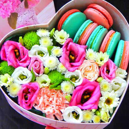 Коробка с цветами и пирожными Macaron "Сердечный презент"