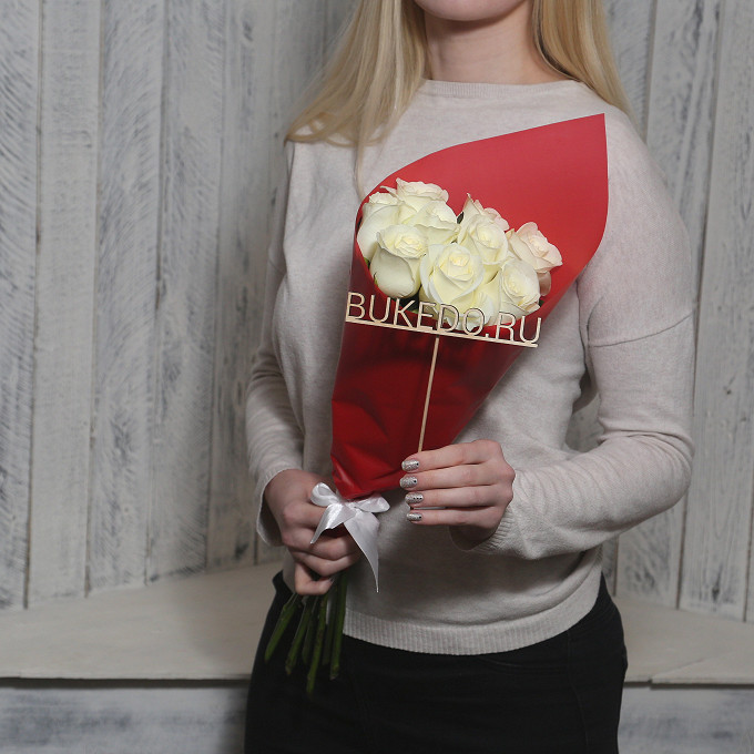 Белые розы Кения, 50 см в красной матовой плёнке
