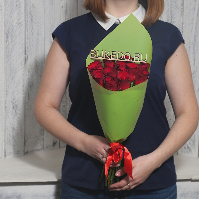 Красные розы Кения, 40 см в зелёной матовой плёнке