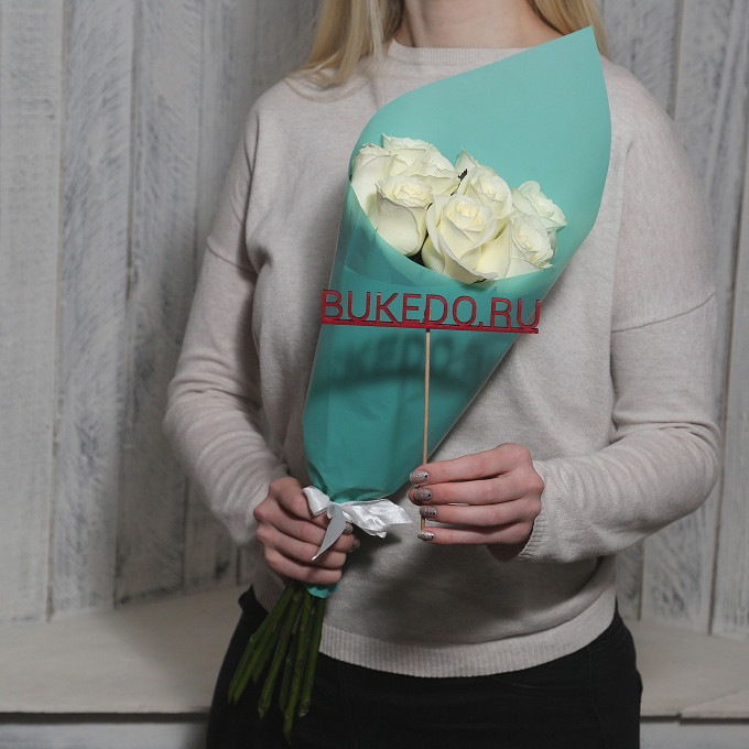 Белые розы Кения, 50 см в бирюзовой матовой плёнке