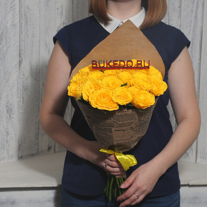 Жёлтые розы Кения, 40 см в крафте-газете