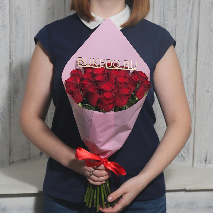 Красные розы Кения, 40 см в розовой матовой плёнке