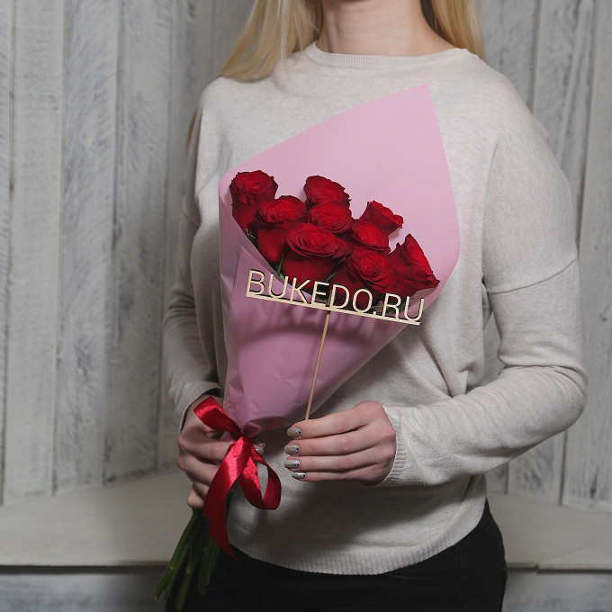Красные розы Кения, 50 см в розовой матовой плёнке