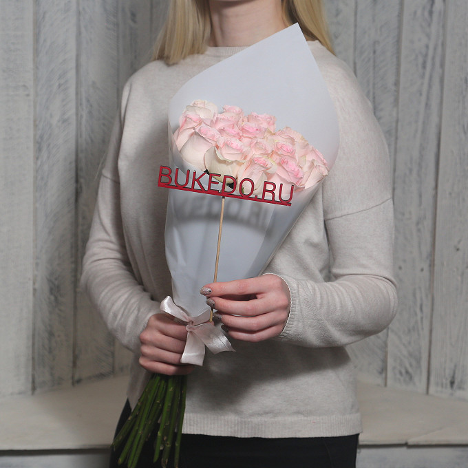 Нежно-розовые розы Кения, 50 см в белой матовой плёнке
