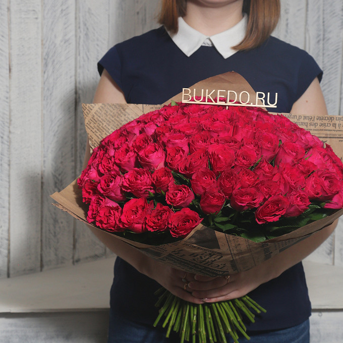 Ярко-розовые розы Кения, 40 см в крафте-газете