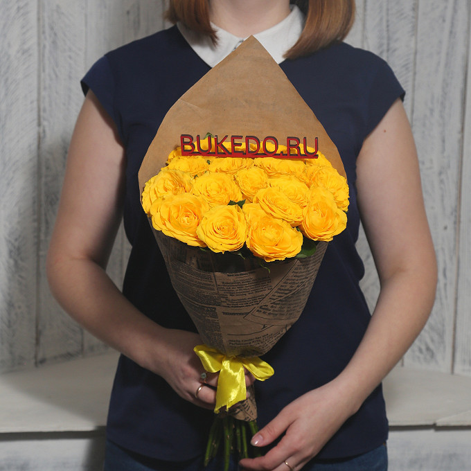 Жёлтые розы Кения, 40 см в крафте-газете