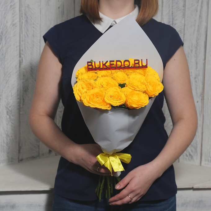 Жёлтые розы Кения, 40 см в белой матовой плёнке