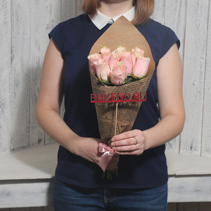 Нежно-розовые розы Кения, 40 см в крафте-газете