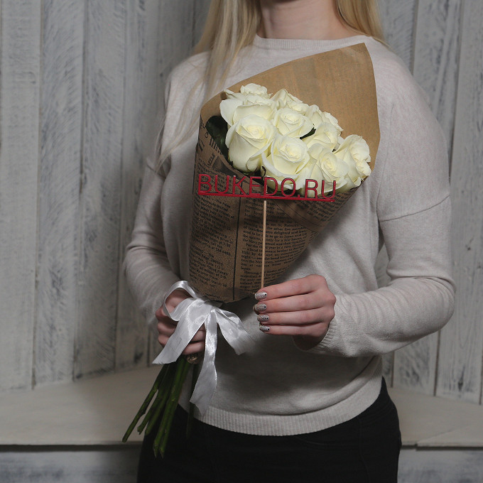Белые розы Кения, 50 см в крафте-газете
