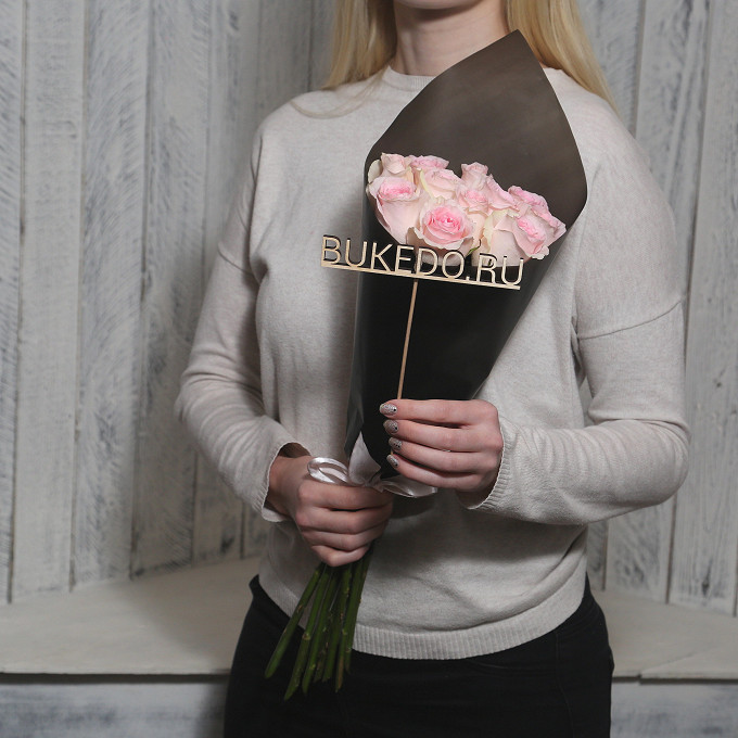 Нежно-розовые розы Кения, 50 см в чёрной матовой плёнке