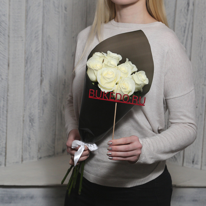 Белые розы Кения, 50 см в чёрной матовой плёнке