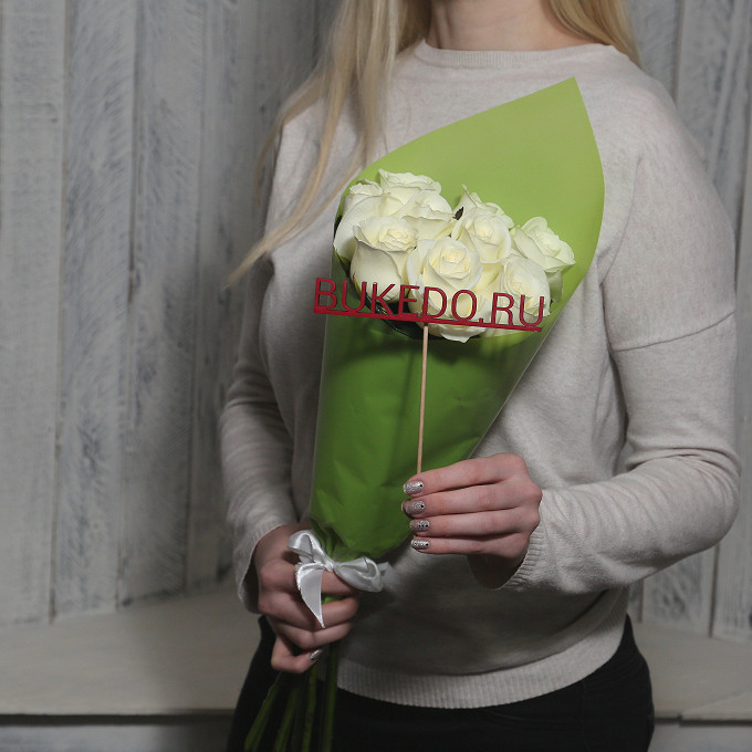 Белые розы Кения, 50 см в зелёной матовой плёнке