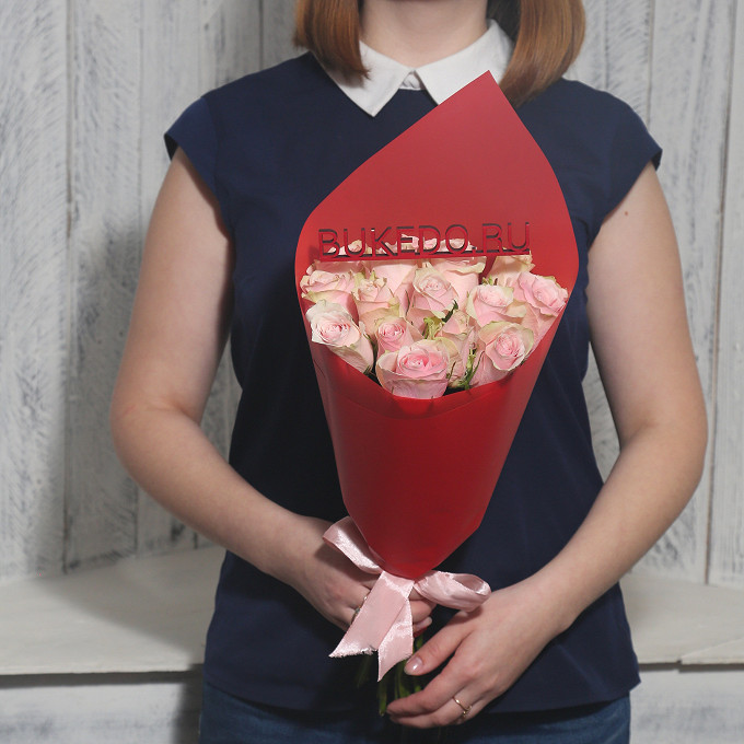 Розовые розы Кения, 40 см в красной матовой плёнке