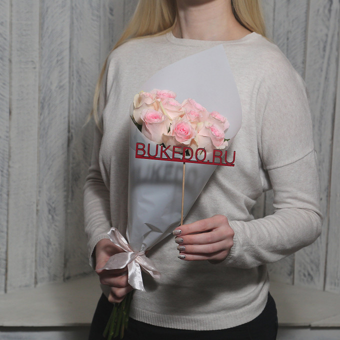 Нежно-розовые розы Кения, 50 см в белой матовой плёнке