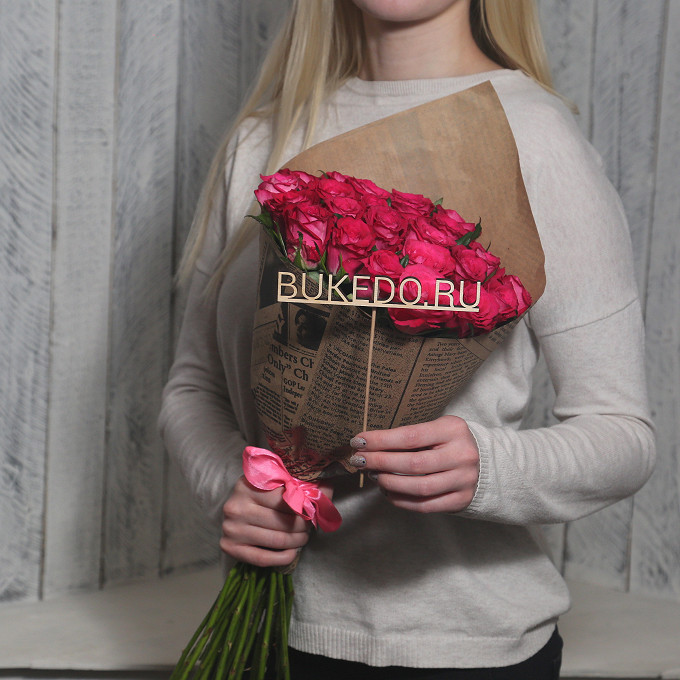 Ярко-розовые розы Кения, 50 см в крафте-газете