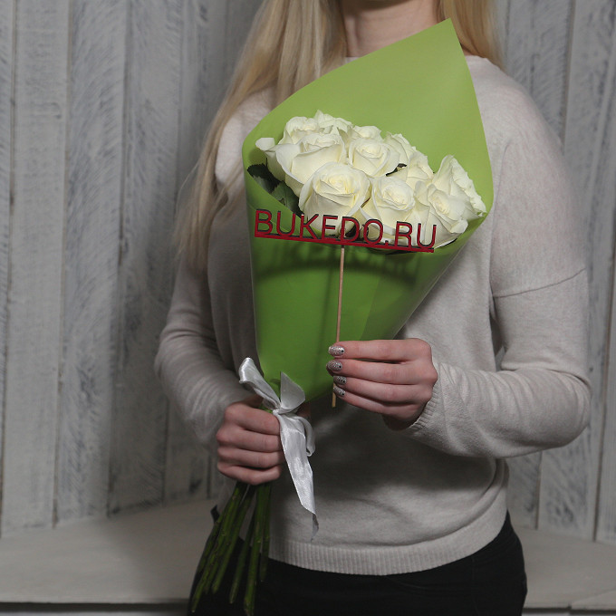 Белые розы Кения, 50 см в зелёной матовой плёнке
