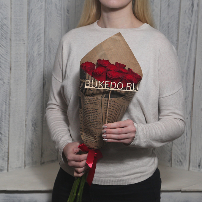 Красные розы Кения, 50 см в крафте-газете