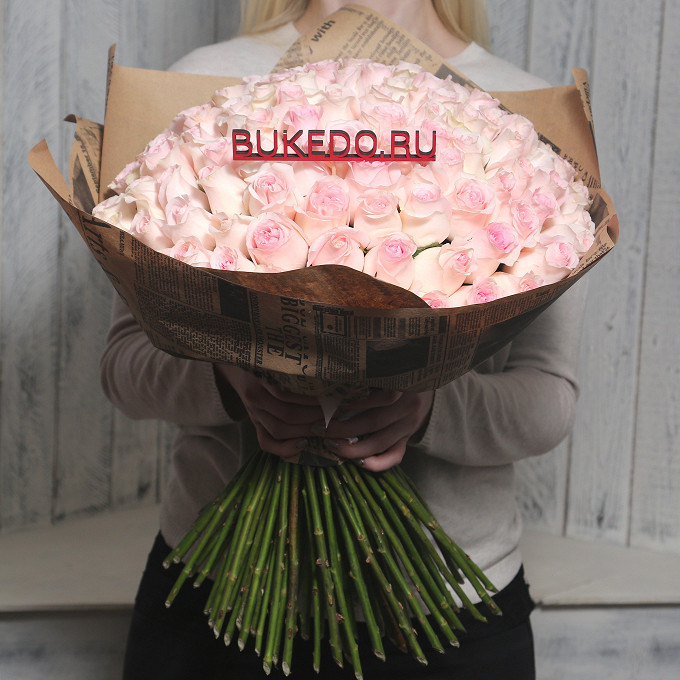 Нежно-розовые розы Кения, 50 см в крафте-газете