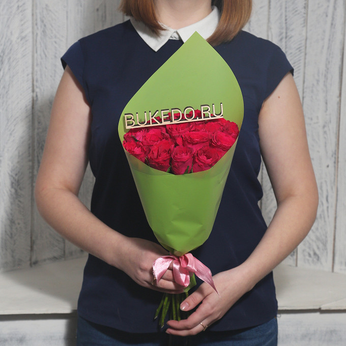 Ярко-розовые розы Кения, 40 см в зелёной матовой плёнке