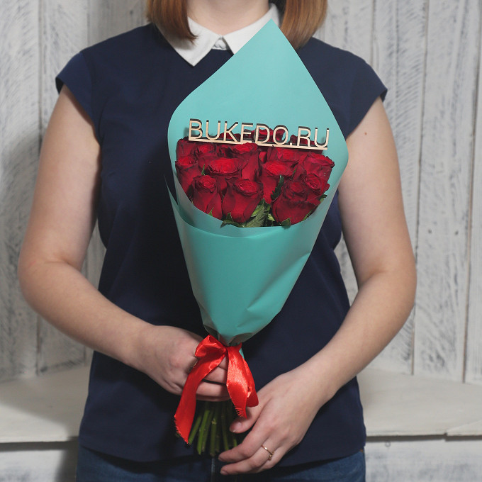 Красные розы Кения, 40 см в бирюзовой матовой плёнке