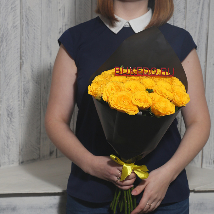 Жёлтые розы Кения, 40 см в чёрной матовой плёнке