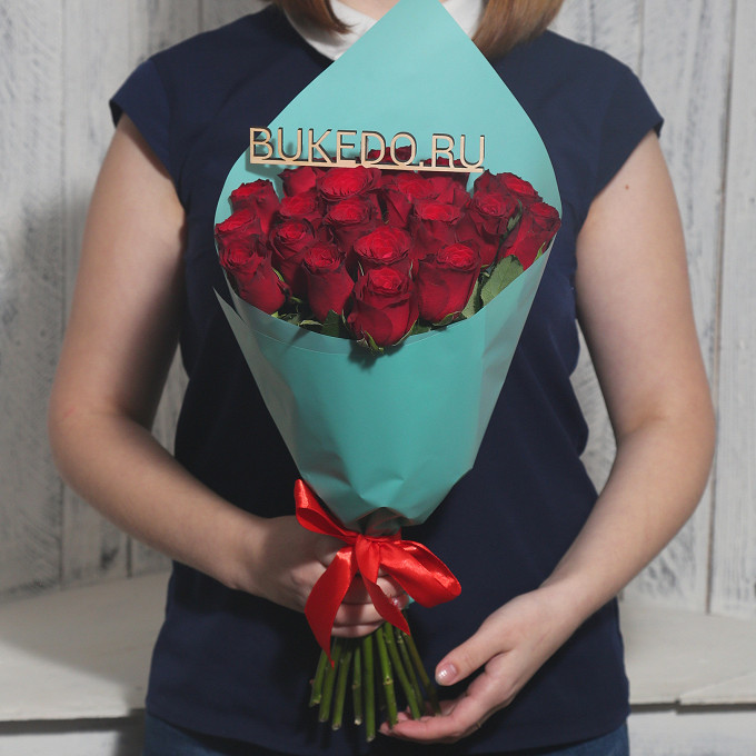 Красные розы Кения, 40 см в бирюзовой матовой плёнке
