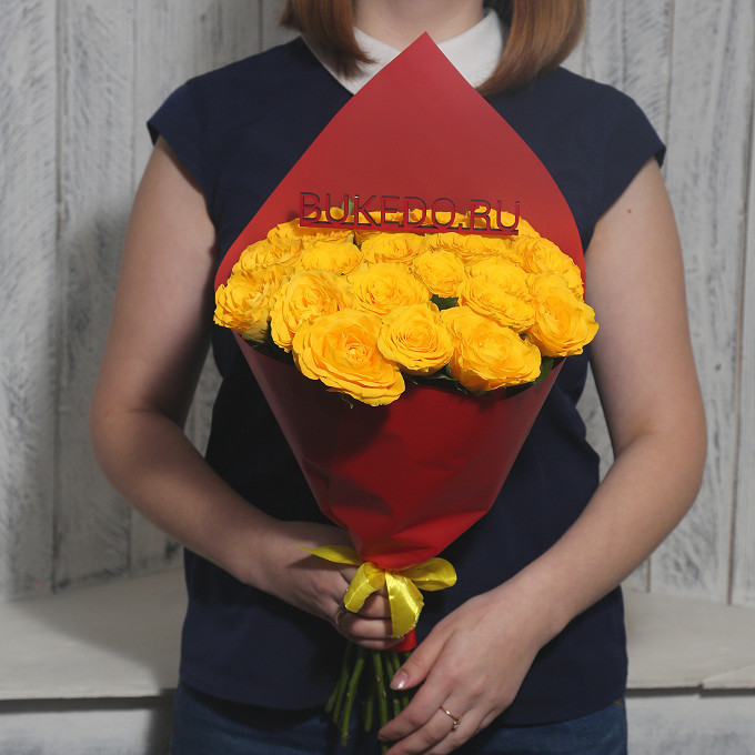 Жёлтые розы Кения, 40 см в красной матовой плёнке