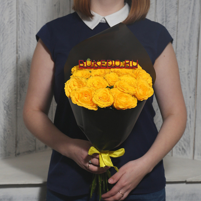 Жёлтые розы Кения, 40 см в чёрной матовой плёнке