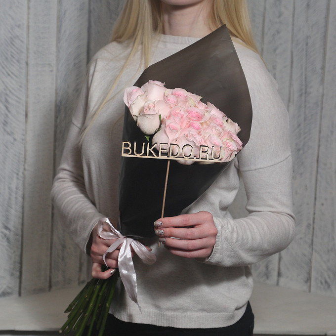 Нежно-розовые розы Кения, 50 см в чёрной матовой плёнке