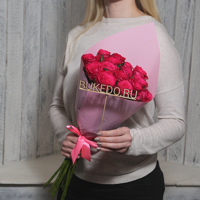 Ярко-розовые розы Кения, 50 см в розовой матовой плёнке