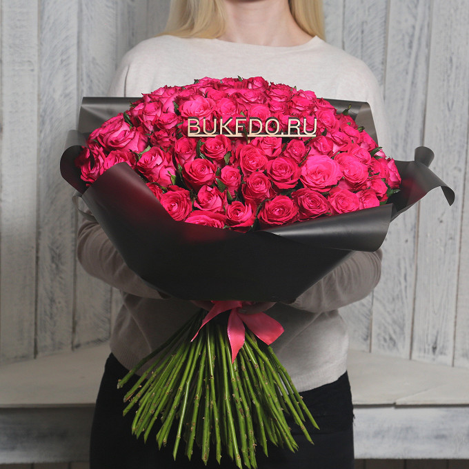 Ярко-розовые розы Кения, 50 см в чёрной матовой плёнке