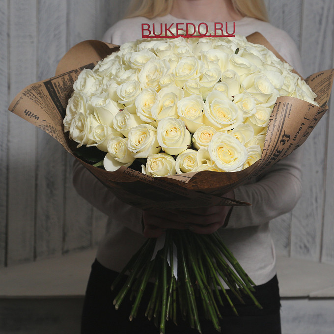 Белые розы Кения, 50 см в крафте-газете