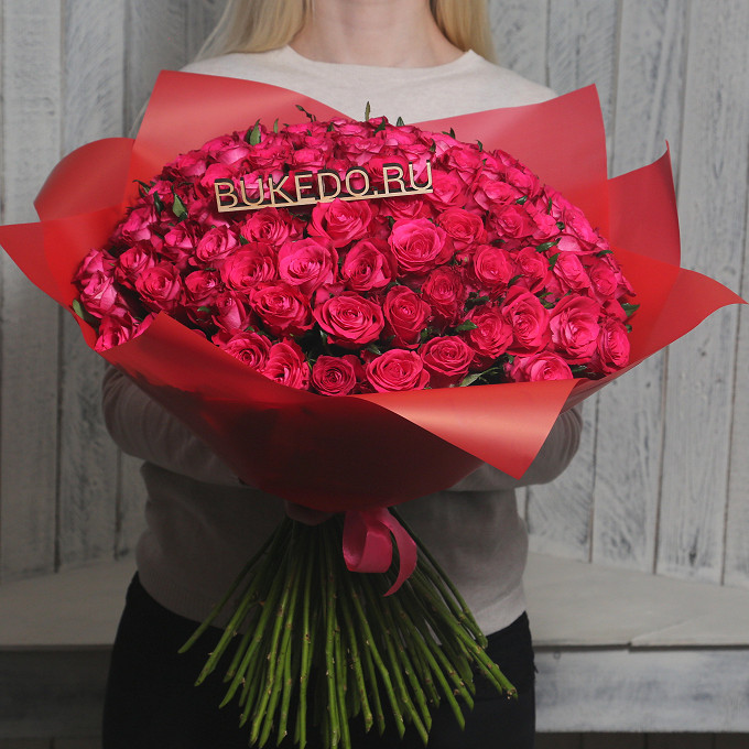 Ярко-розовые розы Кения, 50 см в красной матовой плёнке