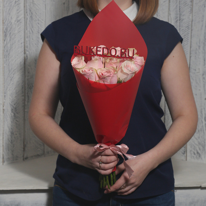 Нежно-розовые розы Кения, 40 см в красной матовой плёнке