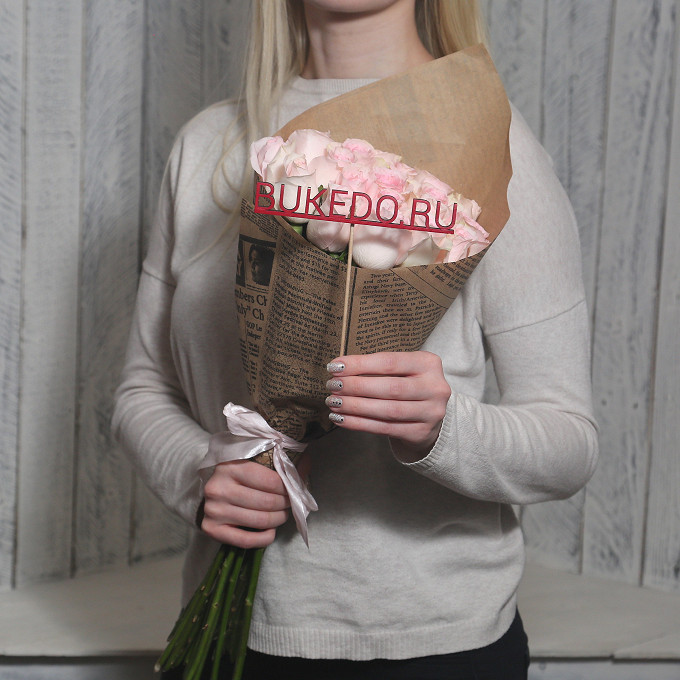 Нежно-розовые розы Кения, 50 см в крафте-газете