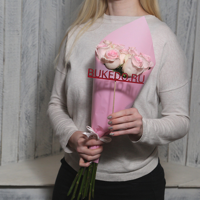 Нежно-розовые розы Кения, 50 см в розовой матовой плёнке