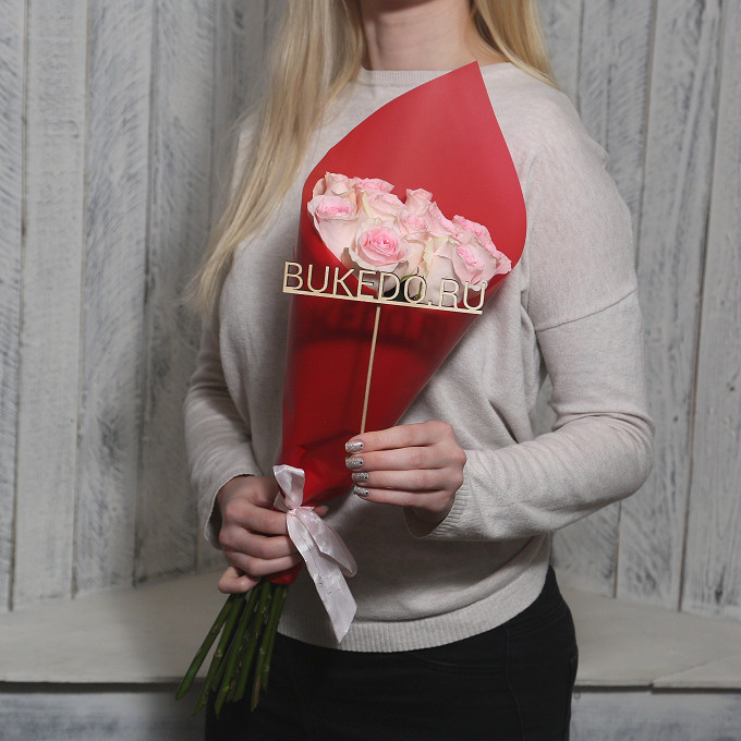 Нежно-розовые розы Кения, 50 см в красной матовой плёнке
