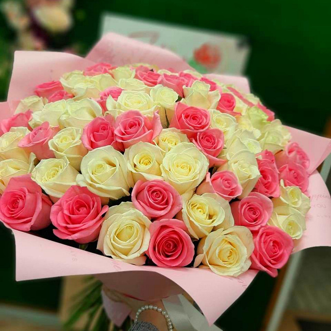 55 бело-розовых роз
