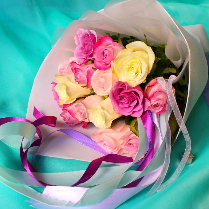 15 нежных разноцветных роз 40 см
