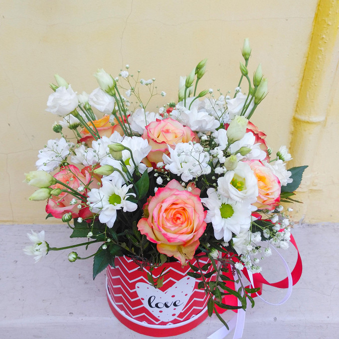 Коробка с розой и хризантемой