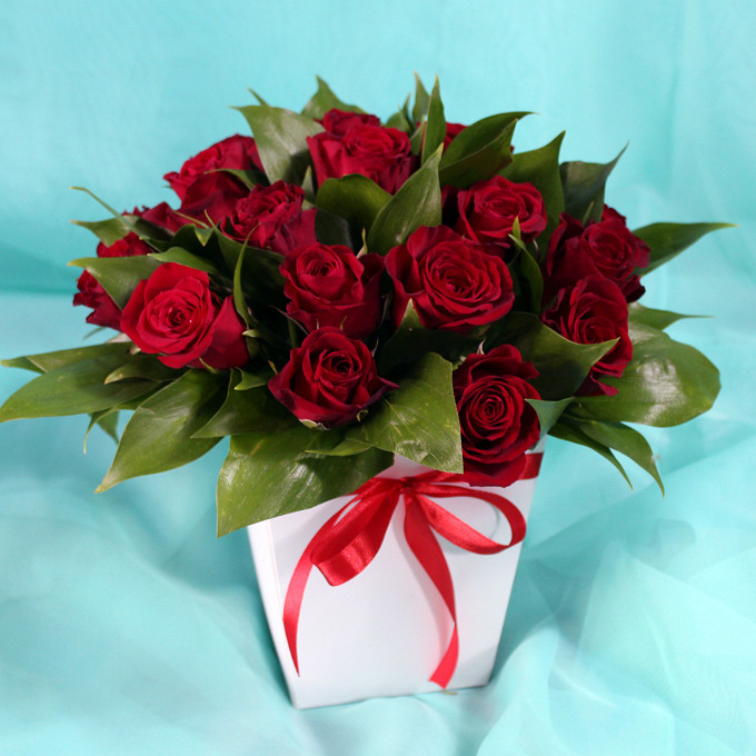 Плайм Пакет с 19 красными розами