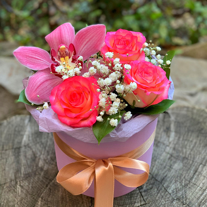 Коробка из роз и орхидеи
