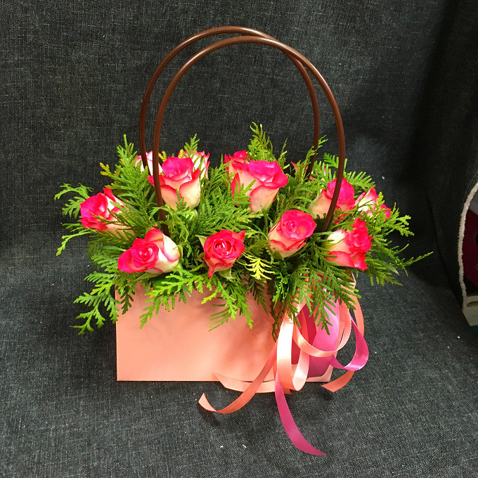 Розы в флористической сумке