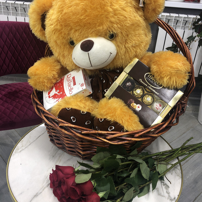 Корзина с медведем, конфетами и розами